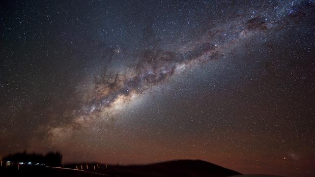 La Vía Láctea en el cielo sobre las instalaciones del Observatorio Europeo Austral (ESO) en el Monte Paranal, en Chile - B. Fugate (FASORtronics)/ESO